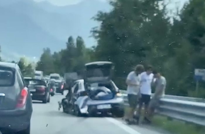 Incidente in superstrada tra un'auto ed un camion finito fuori dalla carreggiata