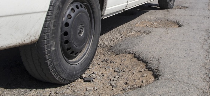 Come farsi risarcire quando l'auto prende una buca e resta danneggiata, l'AC spiega