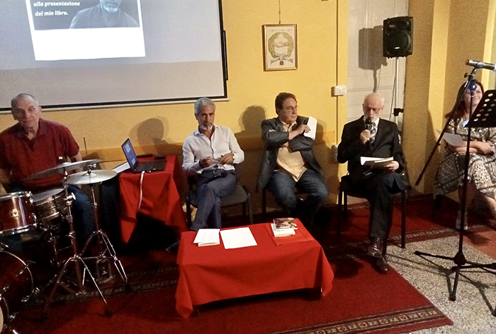 Il cielo sull'asfalto. Il libro di poesie di Salvo Iacopino presentato alla Soms