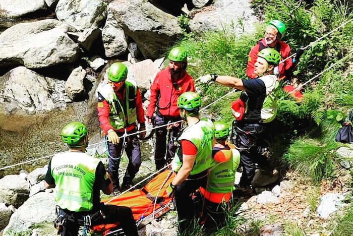 Cade e si frattura le gambe, recuperata da soccorso alpino e 118 in Val Grande