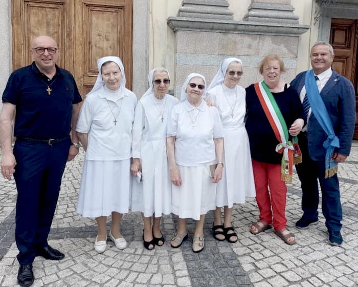 Il saluto di Gravellona alle suore Salesiane, hanno gestito l'Asilo per 113 anni 
