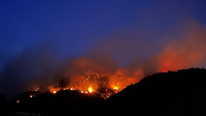 In fiamme i boschi del Vallese 