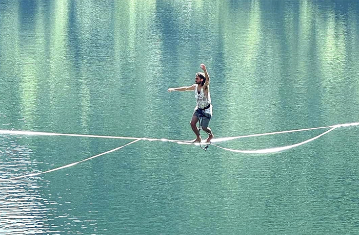 Spettacolo con la Slackline al lago di Antrona