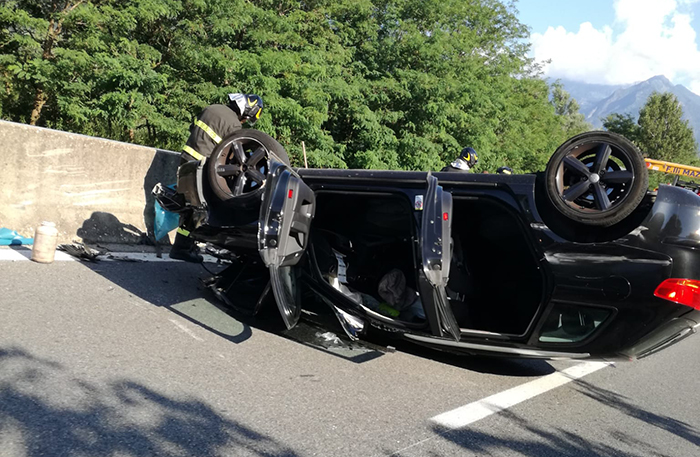 Ancora un incidente in superstrada, auto cappottata