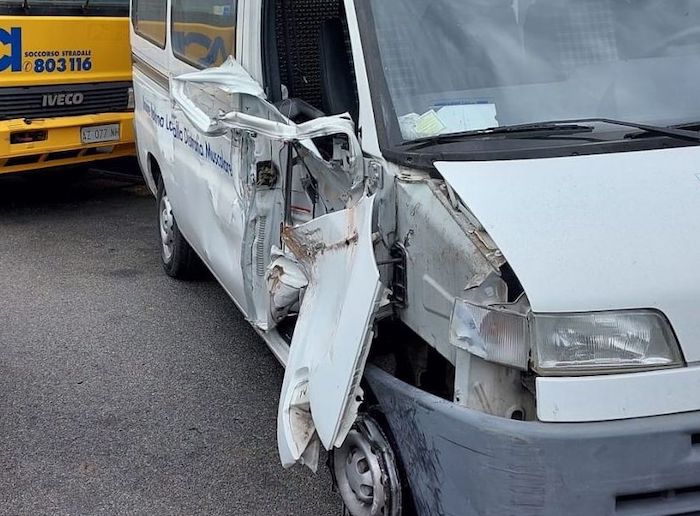 Rubano il pulmino dei disabili e hanno un incidente, indignazione a Omegna 