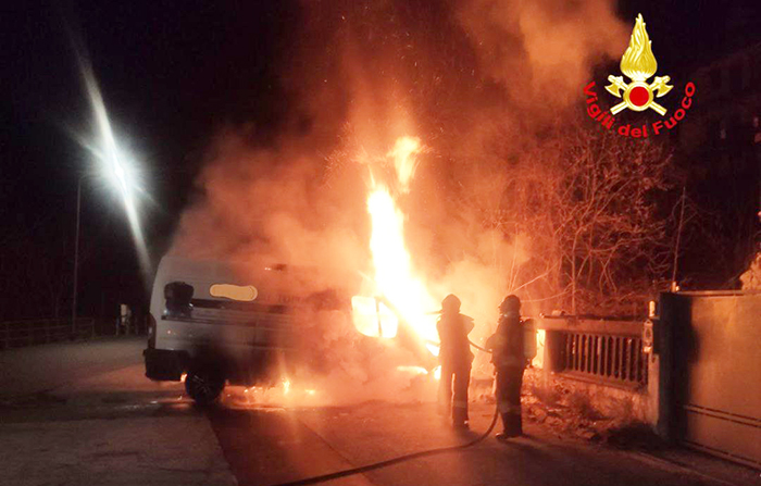Autocarro a fuoco. Le cause al vaglio dei carabinieri, nessun coinvolto