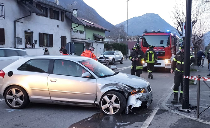 Auto contro palo della luce e ringhiera. Autista al Dea per accertamenti