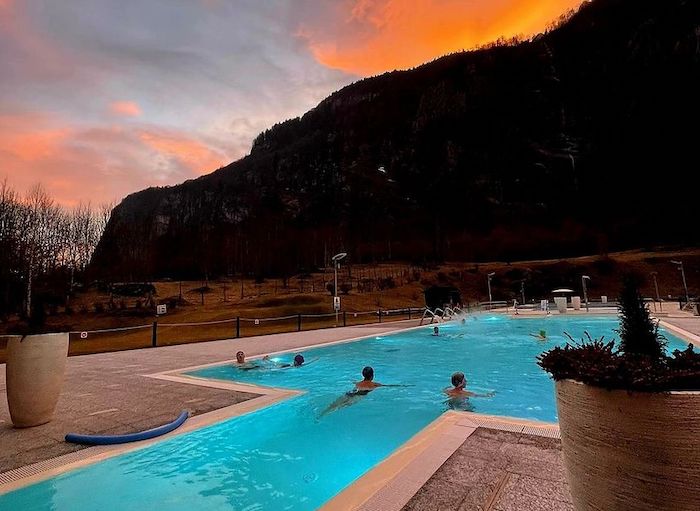 Terme di Premia su Rete 4, per Max Rosolino un tuffo in piscina e il programma
