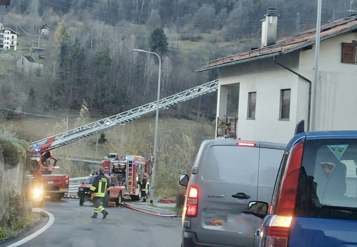 Incendio tetto in un’abitazione di tre piani.L’autoscala arrivata da Verbania