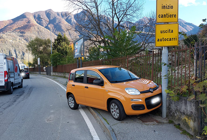 Incidente in tangenziale a Domo, auto contro un palo e il muretto