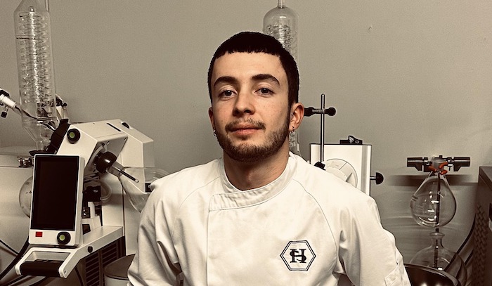 Lorenzo Forni, il giovane ossolano che lavora nel decimo bar al mondo 