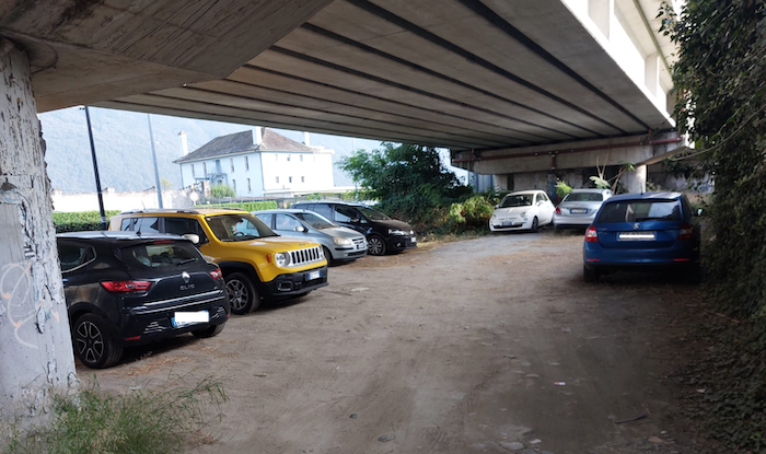 Sotto il passante un improvvisato parcheggio, ma sotto i ponti è vietato sostare 