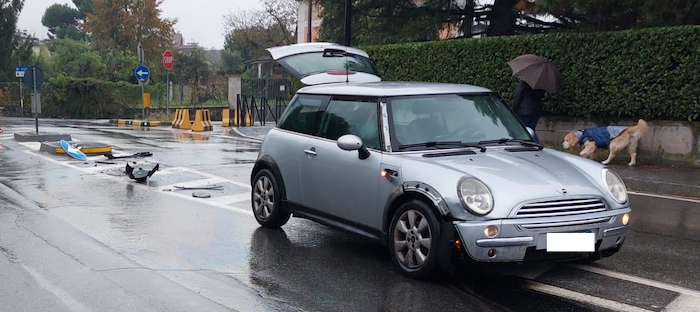 Incidente sulla tangenziale domese, auto finisce sullo spartitraffico 