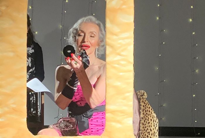 Da Cleopatra a Marilyn: donne normali raccontano le icone della Storia 