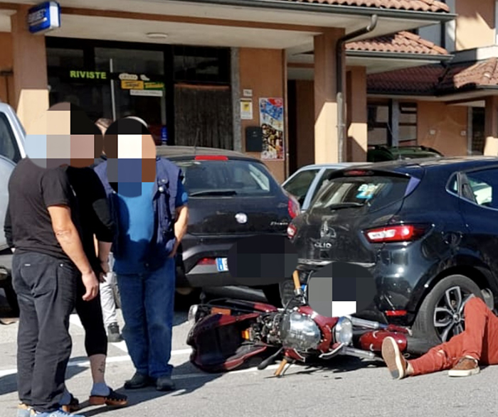 Incidente tra auto e moto, centauro ferito portato in ospedale