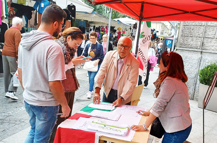 Al mercato di Domo la raccolta di firme del Pd sul salario minimo