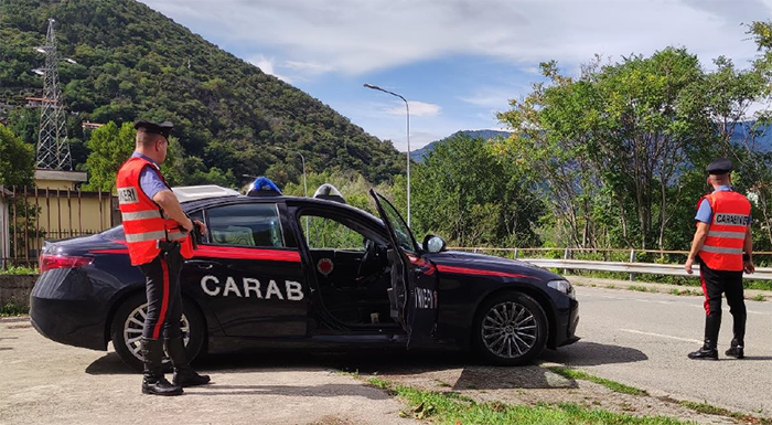 Calci e pugni ai carabinieri, arrestata una 44enne del Cusio