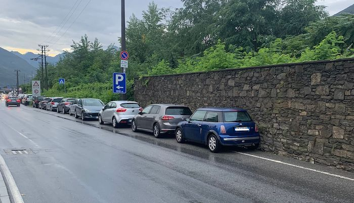 Domo: frontale in via Piave provocato dalle auto in sosta, donna ferita
