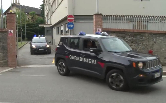 Mostra i genitali ai passanti, 61enne salvato dal linciaggio dai carabinieri