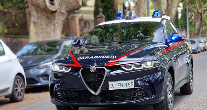 A bordo di una moto forza un posto di controllo, denunciato dai carabinieri