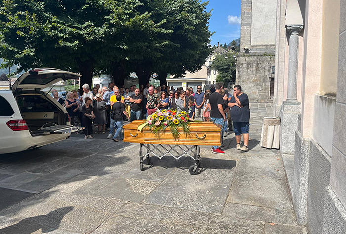 Grande partecipazione al funerale di Flavia Ariola, la donna ritrovata lungo il Toce