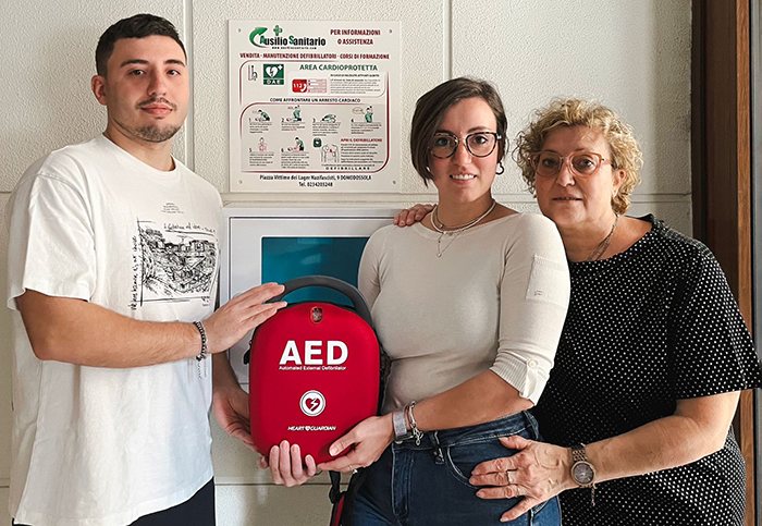 Domo: primo condominio cardioprotetto. Defibrillatore in memoria di Scarafile