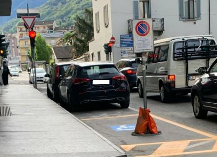 Via Castellazzo: il posto auto per disabili c'è, ma è inutilizzabile dai disabili 