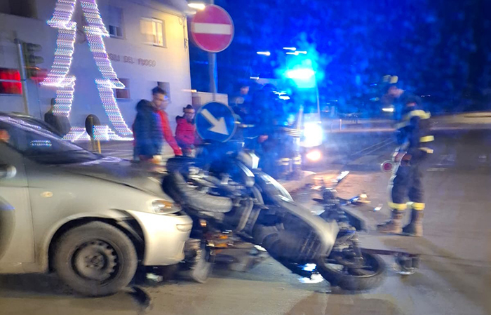 Incidente tra auto e moto, intervengono ambulanza e vigili del fuoco