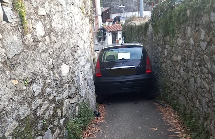 Imbocca di notte una strada troppo stretta: auto incastrata, via Isonzo bloccata