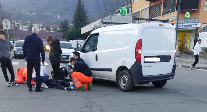 Domo: scontro tra furgone e motociclo, centauro in ospedale 
