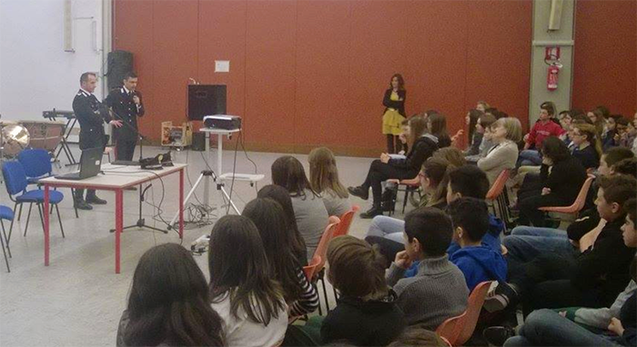 Bullismo, alcol, droghe: i Carabinieri dagli studenti della scuola media Floreanini