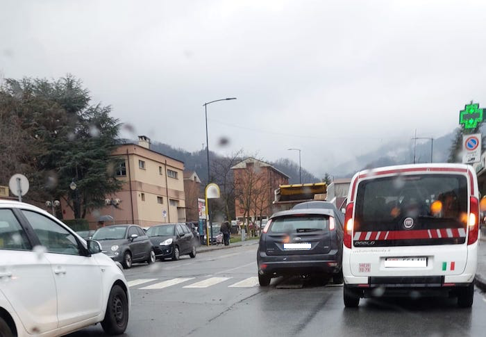 Domodossola: incidente tra un'auto e un mezzo per la raccolta rifiuti 