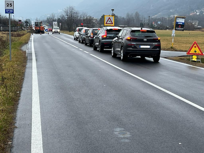 Lavori alla linea elettrica: spunta il semaforo tra Domo e Villa 