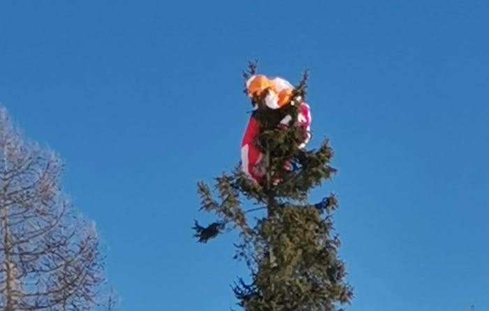 Parapendista finisce su un albero, soccorsi in azione alla Piana