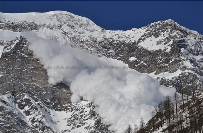 Quando c'era la neve...l'esplosione per il distacco di una valanga alla Jazzi. Foto