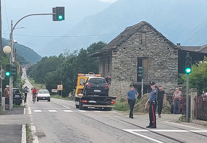 Scontro tra auto e trattore: il mezzo agricolo si rovescia. Guidatore incolume