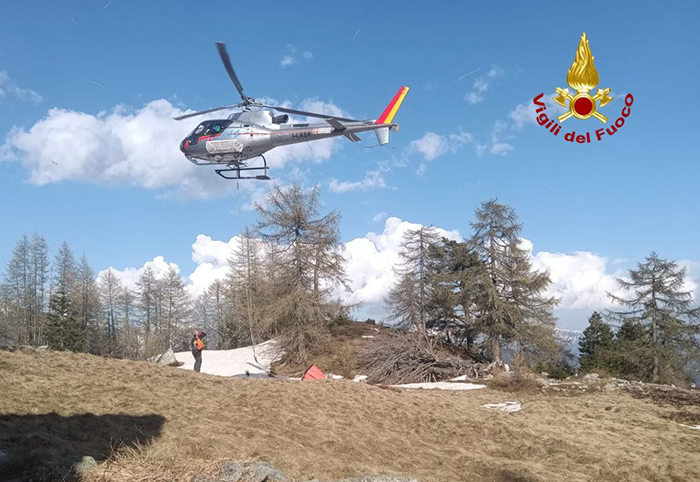 Incendio su due ettari in alpeggio a Trasquera, lanci di acqua dell’elicottero 
