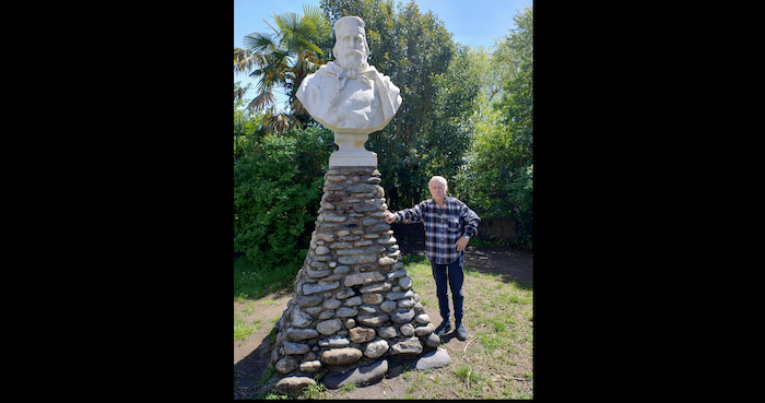 Finanzia il restauro del busto di Garibaldi, l'amministrazione ringrazia 