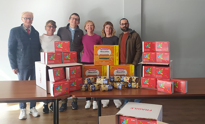 Colombe pasquali, omogeneizzati e biscotti donati da E.on alla Caritas