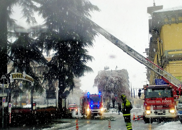 Neve "pesante", alberi danneggiati. Vvf in azione in piazza stazione a Domodossola