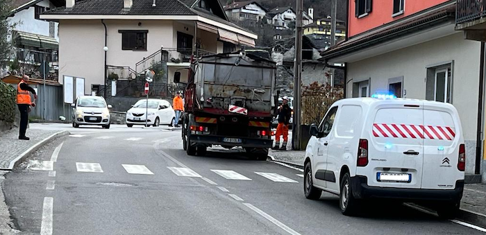 Si tappano le buche lungo la provinciale 166 