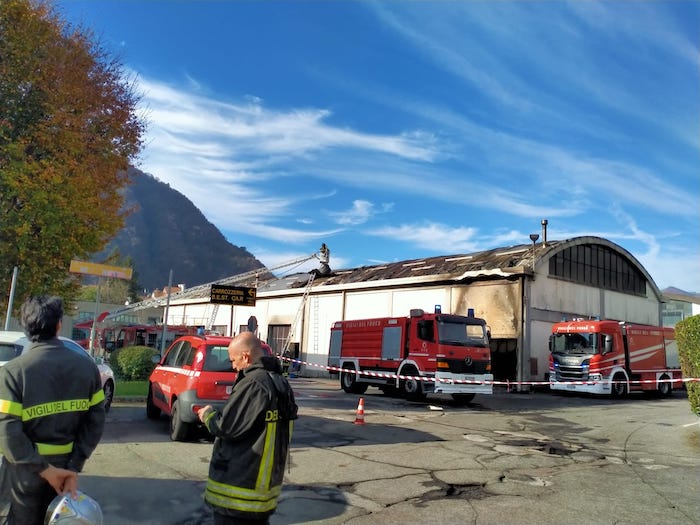 Incendio falegnameria, allarme rientrato. Rilievi ambientali, nessuna criticità 