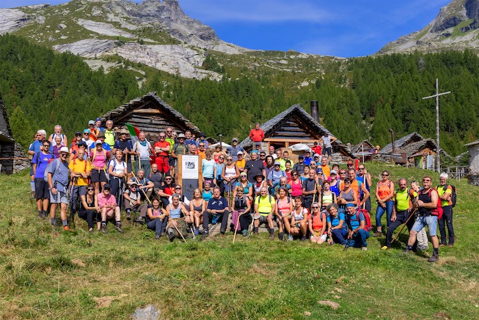 Cento camminatori inaugurano il Sentiero della Memoria in Alpe Cravariola