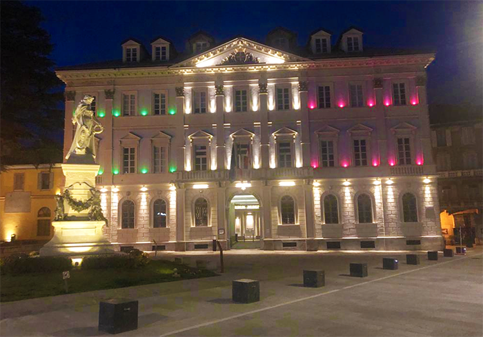 Dislessia, il monumento di piazza Repubblica dell'Ossola si illumina di turchese