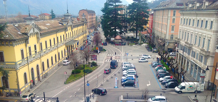 Via alcuni cedri, stalli per auto elettriche. Ecco come verranno rifatte piazza Stazione ed il viale di Domo