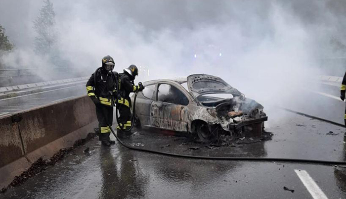 Incendiata dopo avere sbattuto contro il rail l'auto andata a fuoco in superstrada