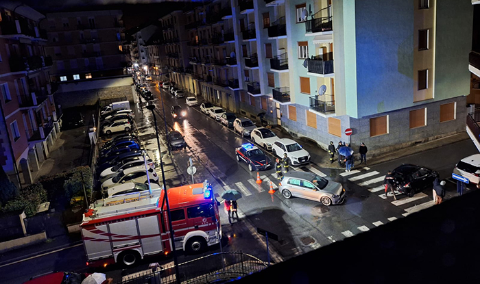 Incidente all'incrocio tra due auto. Sul posto ambulanza, carabinieri e Vvf