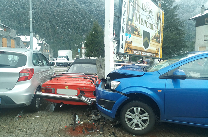 Vigezzo: auto esce di strada, sbatte su un cartello e un'auto storica posteggiata