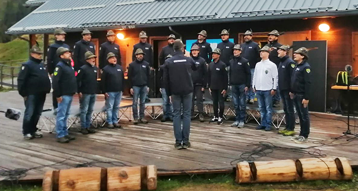 Il Coro della Brigata Alpina Tridentina per beneficenza alla Piana di Vigezzo. Foto