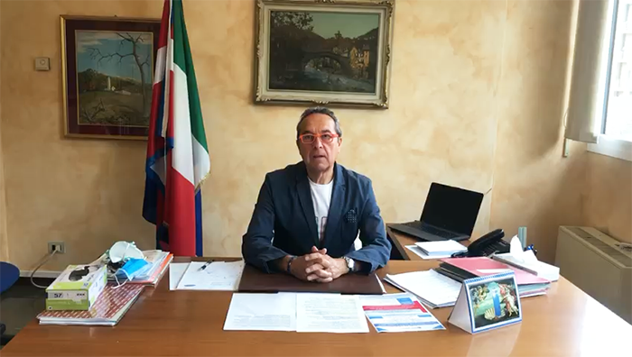 Villa: adolescenti maleducate gettano rifiuti in strada, il sindaco Toscani: "12 nuove telecamere"